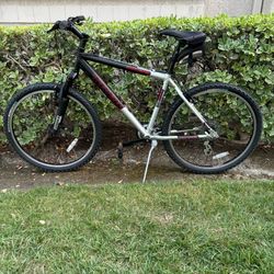 Trek 3900 26in Mountain Bike 18in Frame Silver/Black Front Suspension V-Brake