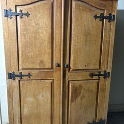 Dresser Or Cabinet Or Closet