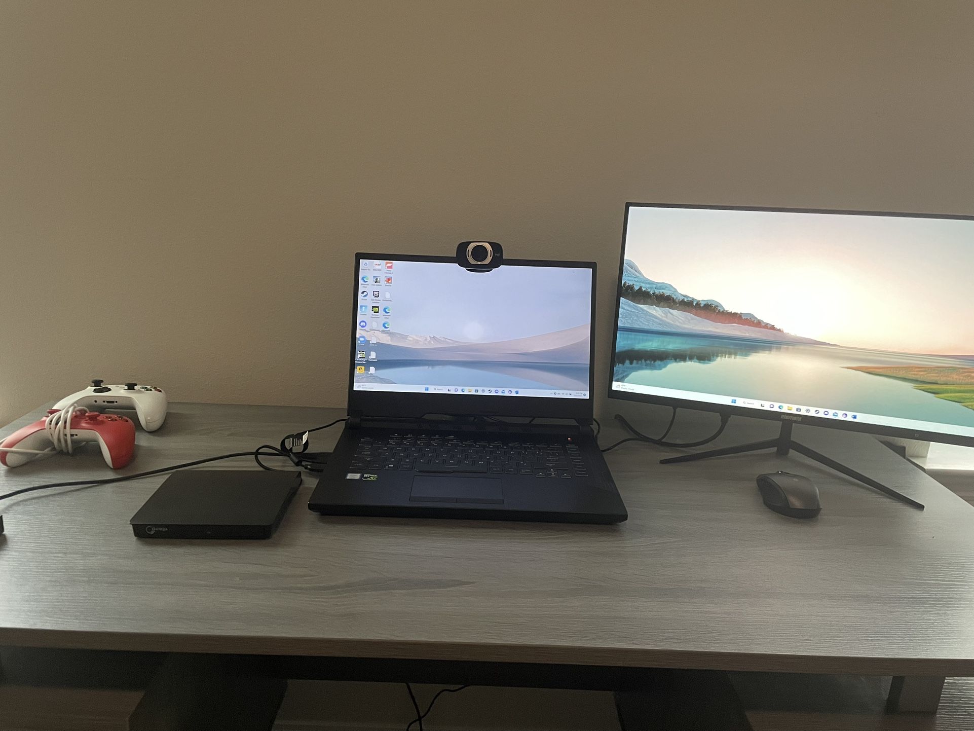 Asus Rog Strix Gaming Laptop Bundle i7 16gb RAM 512 GB SSD 6TB External HDD 2 Microsoft 10 Controllers Webcam Disc Drive Flawless