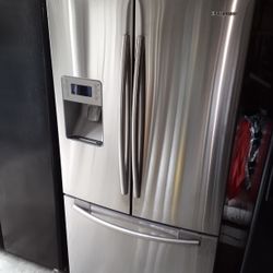 Samsung Stainless Steel 26.3 Cu Ft Side By Side Fridge/Freezer On Bottom 