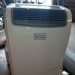 AIR CONDITIONER BLACK& DECKER FREE STANDING UNIT. 