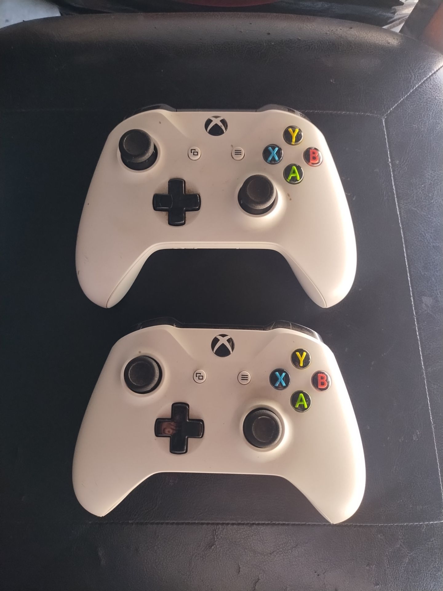 Xbox One,,,,,2 wireless controllers