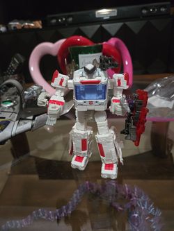 Hasbro Transformers War for Cybertron Ratchet Deluxe Class