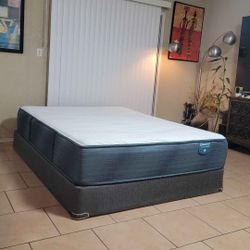 NEW QUEEN SIZE BEAUTY REST HARMONY LUX HYBRID MATTRESS AND BOXSPRING FOR SALE! IN EXCELLENT CONDITION, FREE DELIVERY 