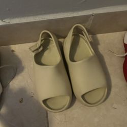 Yeezy Authentic Slides 
