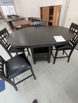 Max 600 Table w/ Chairs*