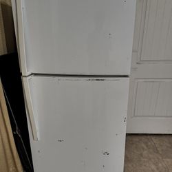 Selling This Refrigerator Working Perfectly 💯 Percent I Am Selling It For $95 Dollars As Seen In The Pictures 