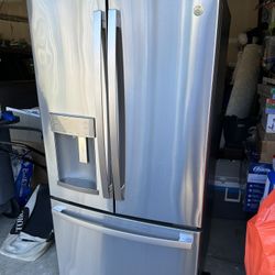 Gently Used GE Refrigerator + 7 New Water Filters 