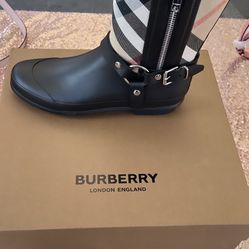 AUTHENTIC BURBERRY BOOTS 