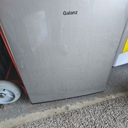 Galanz 2.7 cubic feet Mini Fridge With Small Freezer 