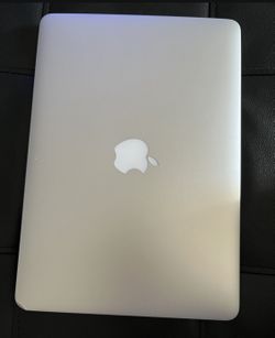 MacBook Air | 13.3 Inch Screen | 250 GB | Mid-2013 + CASE + CHARGER