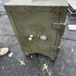 Antique victor safe with Yale lock With Combo 