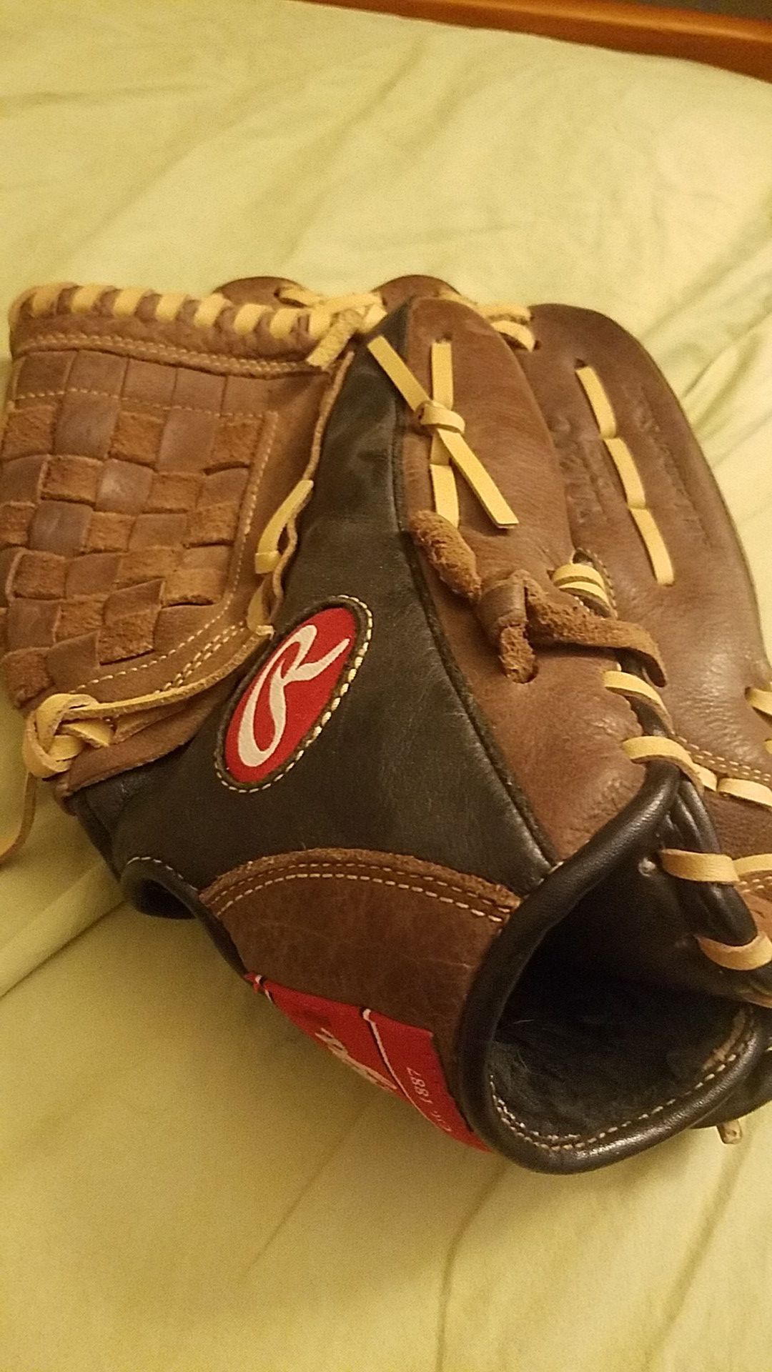 Outfield Baseball Glove - 12in Rawlings Glove