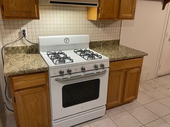 30” GE Gas Stove - 4 Burners