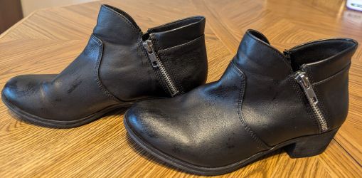 Stylish American Rage Air Short Boots W Zippers Size 6 1/2