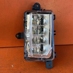 2021 - 2024 GMC YUKON 2021 - 2022 GMC CANYON PASSENGER FOG LIGHT OEM (contact info removed)4