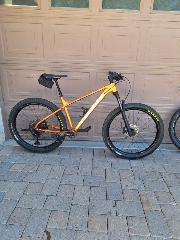 TREK ROSCOE 7 MOUNTAIN BIKE 27 .5 INCH SETUP TUBELESS 1 X 12 SPEED DROPPER POST SEAT AIR SHOCK ROCKSHOX( CHECK MY OTHER BIKES)