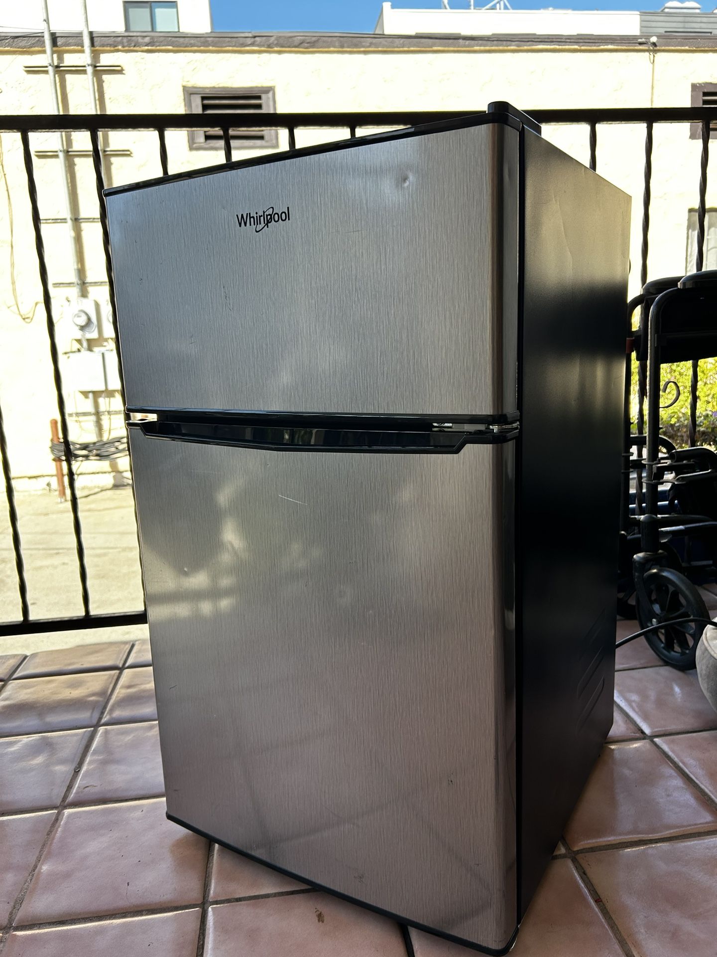 Refrigerator whirlpool