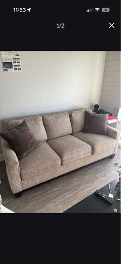 Sofa with 2 additional pillows