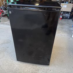 Mini fridge with freezer