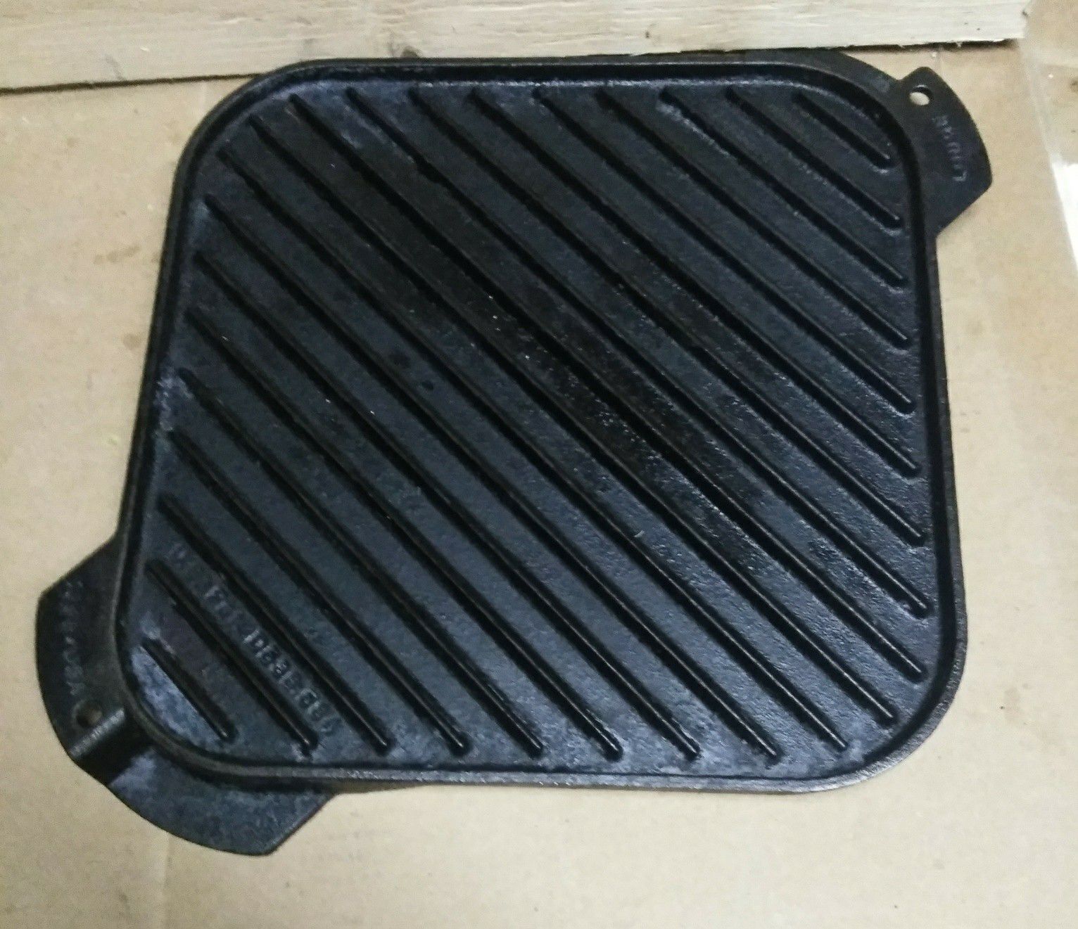 LODGE LSRG3 Cast Iron Single-Burner Reversible Grill 10.5 inch Flat Ribbed  for Sale in Snohomish, WA OfferUp