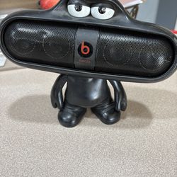 Beats pill and stand needs work on speaker
