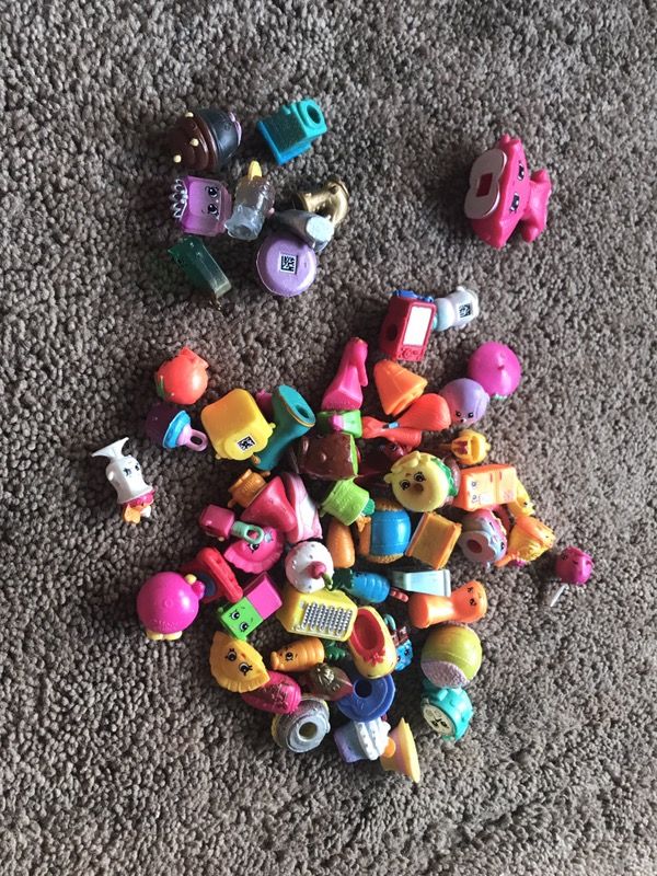 62 shopkins 2 shopkins cars, 33 baskets, 1 kitchen and one sponge shopkins