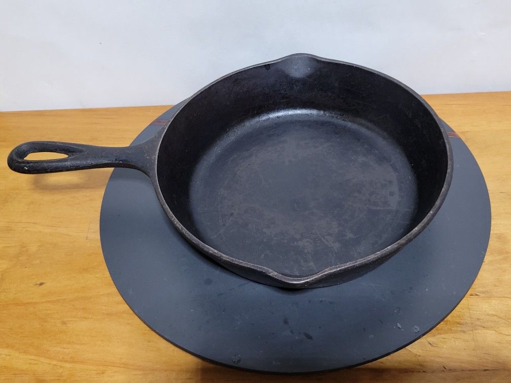 Vtg.8 Inch #5 SK Cast Iron Skillet-3 Notch Double Pour Spout Frying Pan,condition as you see on pics.