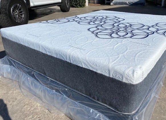 Queen Bamboo Cooling Gel Memory Foam!!