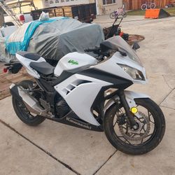 2015 Kawasaki  Motorcycle,  Clean  Title,  Whit 637 Miles Is Like New