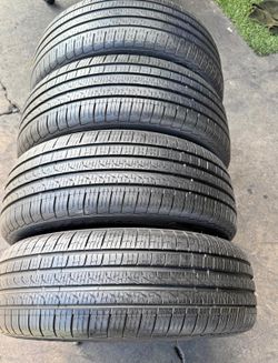 205/45/17 Pirelli đđ Vendo un set de llantas con 80% de vida las 4 đđ