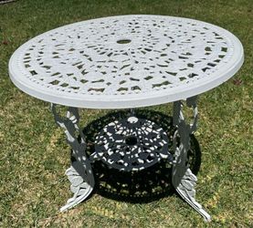 Vintage bistro table in excellent condition, holds umbrella.
