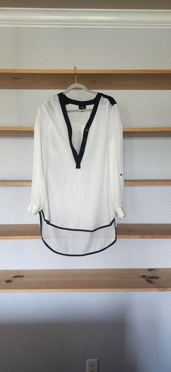 White Long Sleeve Blouse with Black TrimMossimo White and Black Trim Women's Blouse - Modern V-Neck Tunic