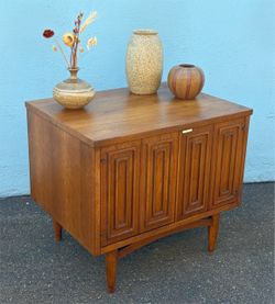 Vintage Broyhill Sculptra nightstand