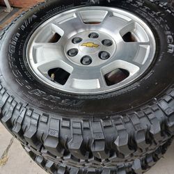 BFGOODRICH MUD TIRES LLANTAS NUEVAS MEDIDA 255-75-17 LT CON RINES CHEVY 