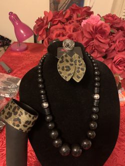 4pc set color black with earrings and bracelet cheata print