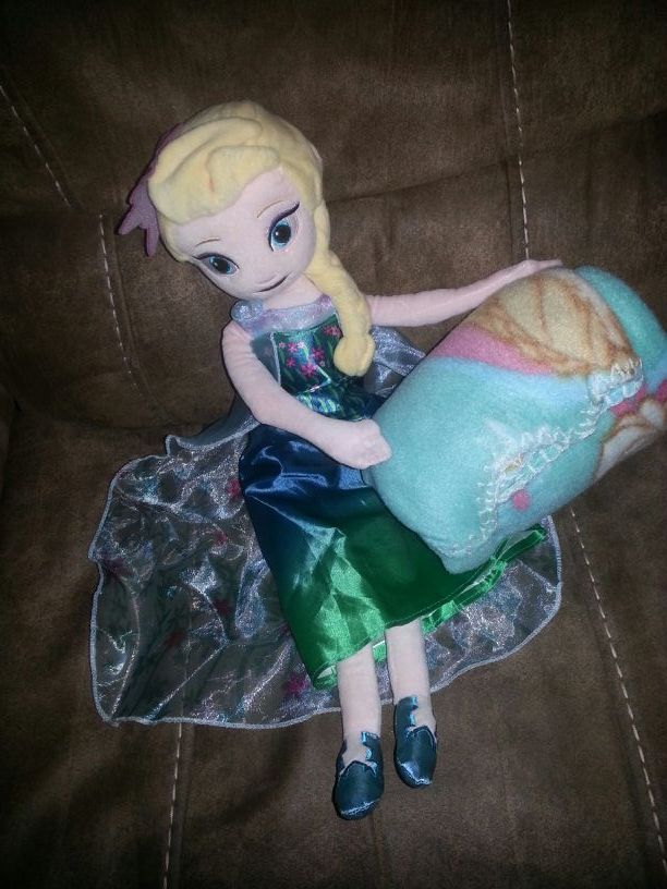 Princess Elsa - Character & Throw Set