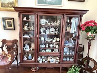 Vintage Mahogany Display Curio Collectible cabinet - Estate Sale