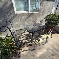 Black Iron Patio Table w 2 chairs set / Mesa Patio de Metal y dos sillas