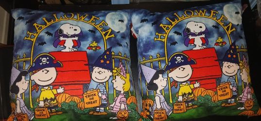**BraNd NeW**  PeAnuTs - 2  HaLLoweeN Throw Pillows 