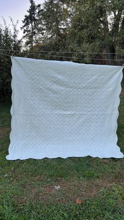 White Quilted Bedspread with Scalloped Edges