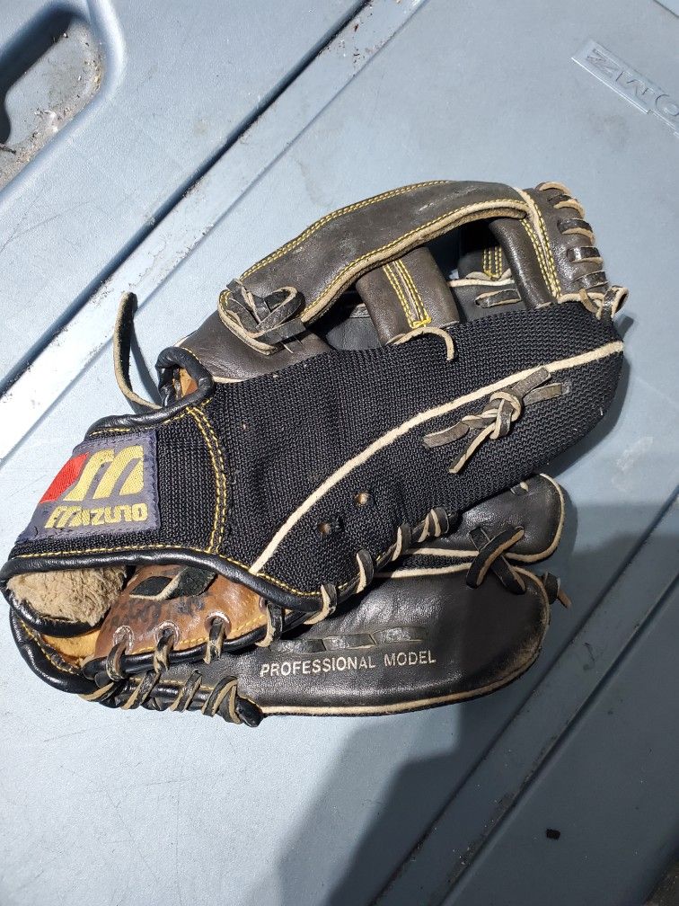 MUZINO BASEBALL GLOVE (Small Child)