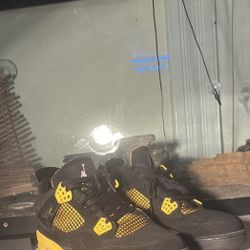 Jordan 4’s thunder (size 10)