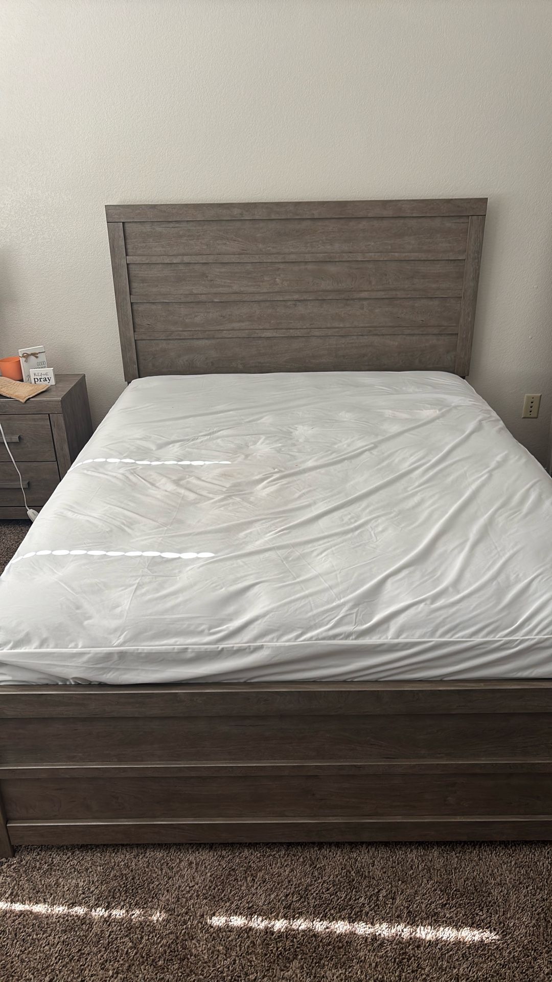 4pc Queen Bedroom set Including Mattress