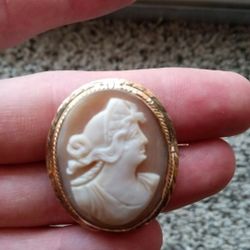 Vintage Victorian 14kt Real Gold Cameo Shell Brooch