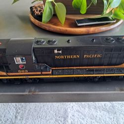 Lionel 6-38824 Northern Pacific LionChief Plus GP7 Diesel Locomotive #563