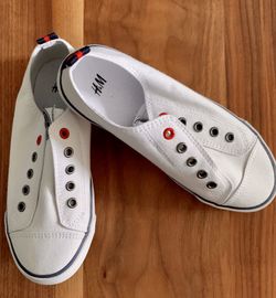 H&M BOYS SLIP ON SNEAKERS Size 1 US- NEW!