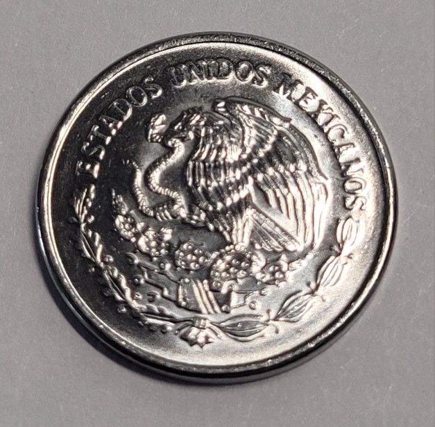 2001 Mexico 5 Centavos National Emblem Aztec Calendar Stone 15.5mm 1.58g Coin. The image shows a 5 centavos coin from Mexico, minted in 2001. The coi