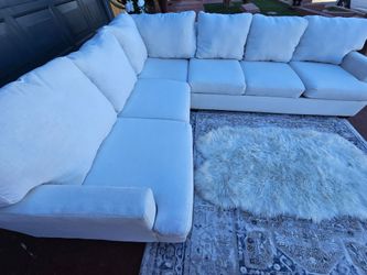 Beautiful Sectional made in Fabric white totally Deep Clean Good Condition No Stains No Smell