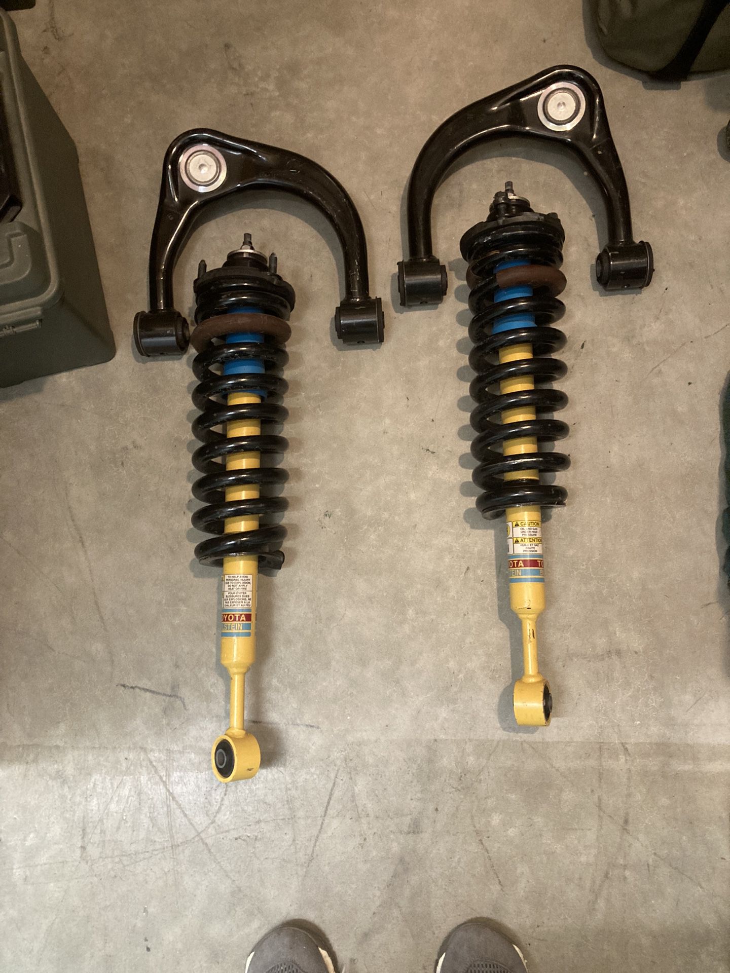 2022 Toyota Tacoma TRD Off Road Front Struts